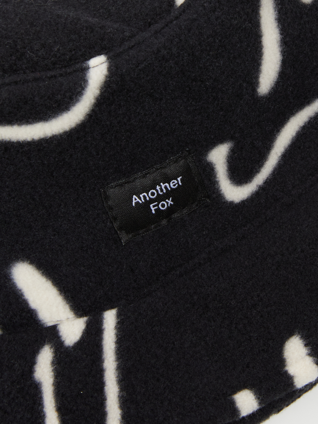 WAVY GRIN FLEECE BUCKET HAT