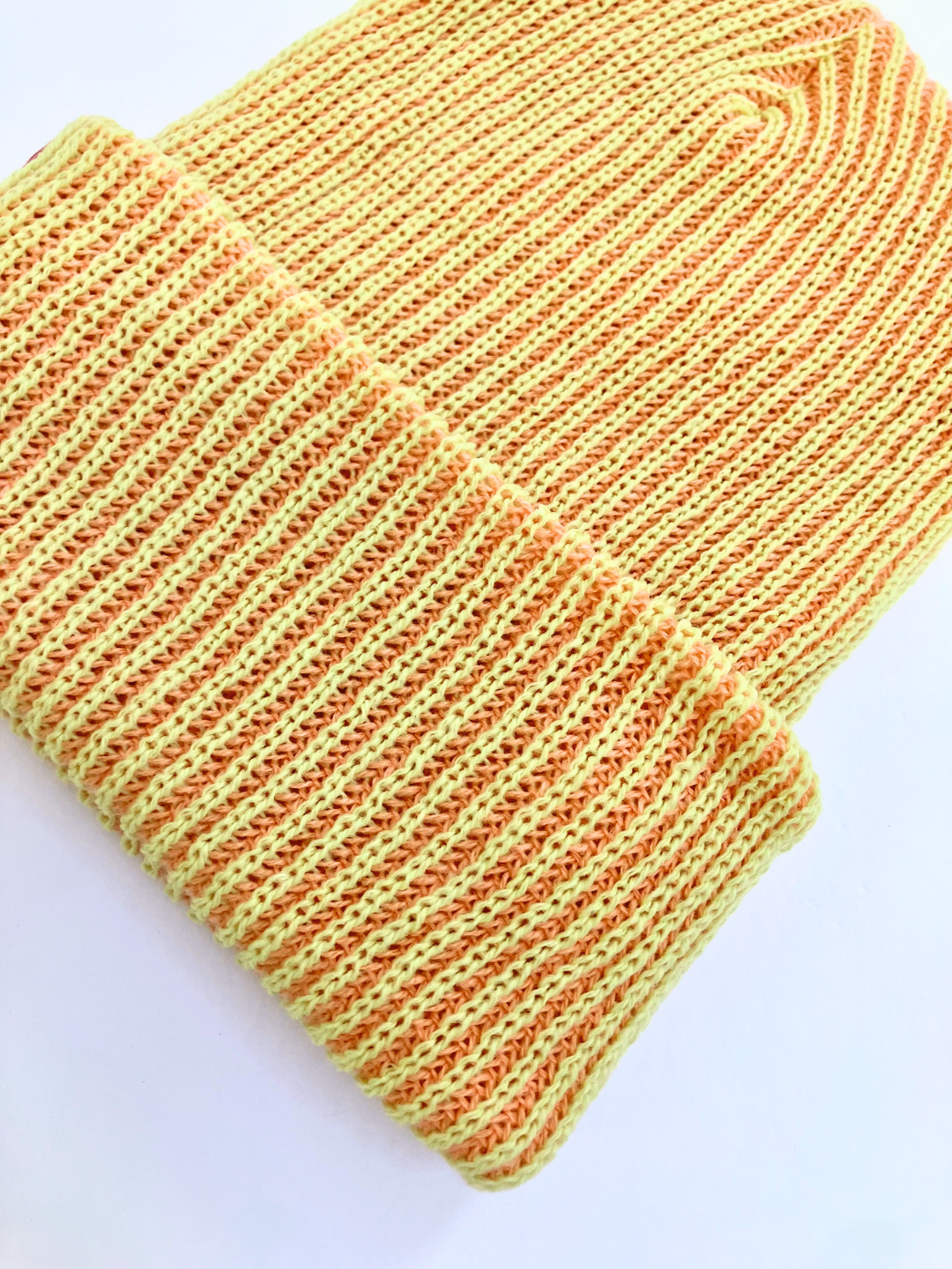 Peach/Lime | Zoom in on ribbed detail of Peach/Lime hat.