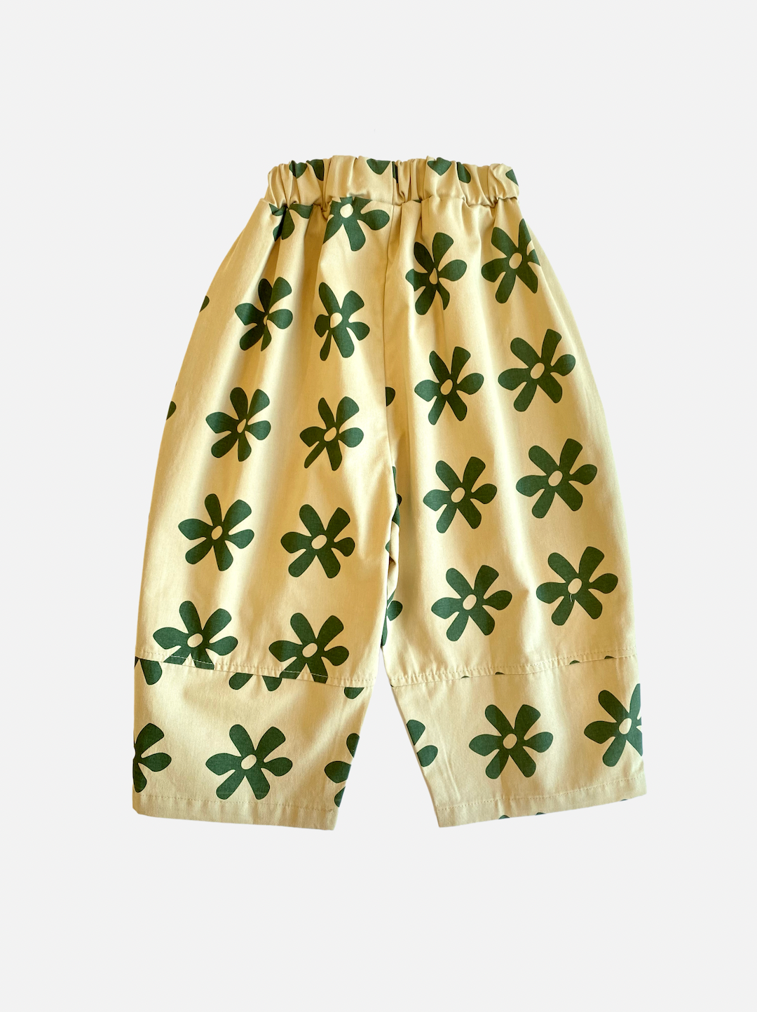 Khaki | A pair of kids' pants in cream with green flowers