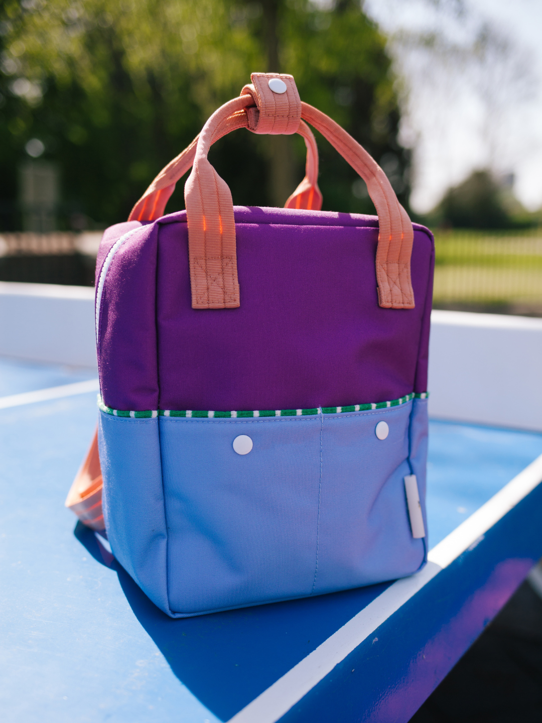 Purple Tights | A colourblocking backpack in Purple Tights is standing on a ping pong table