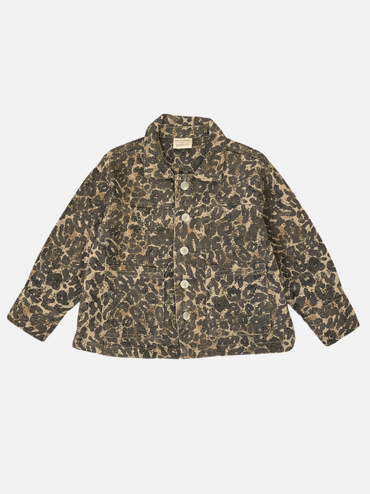 Image of The FEN LEOPARD JACKET is an oversized piece with long sleeves, showcasing a chic gray and brown leopard pattern. Made from organic cotton, it features a convenient front button closure.