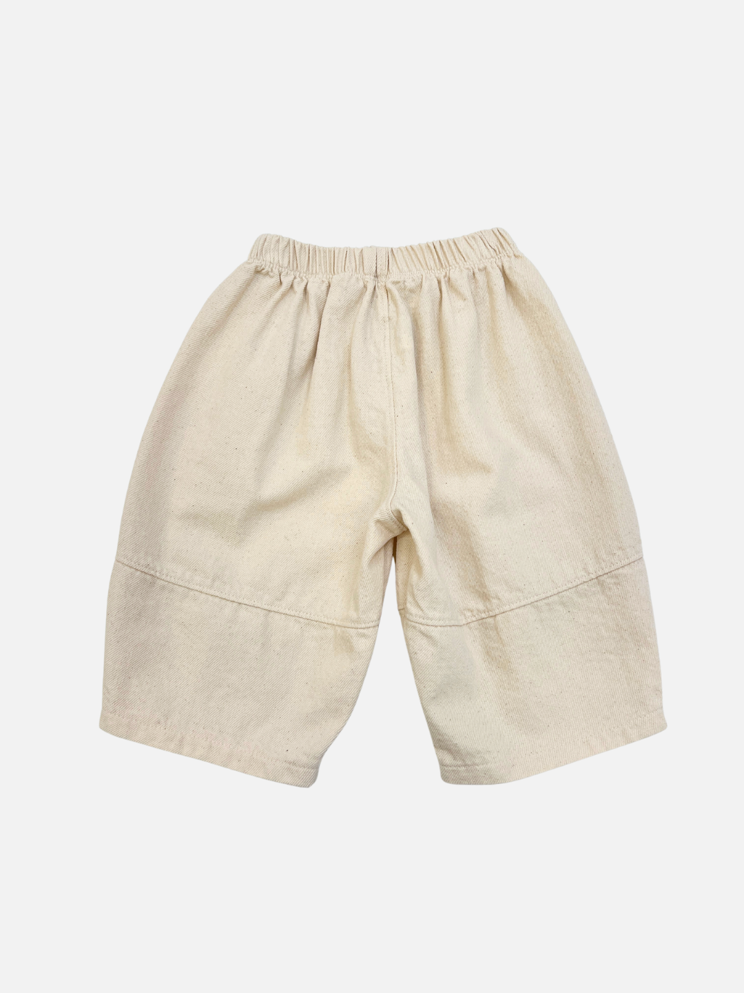 Ecru | BABY BALLOON JEAN: Wide-leg, knee-length beige shorts with an elastic waistband, made from textured fabric for all-day comfort, shown on a white background.