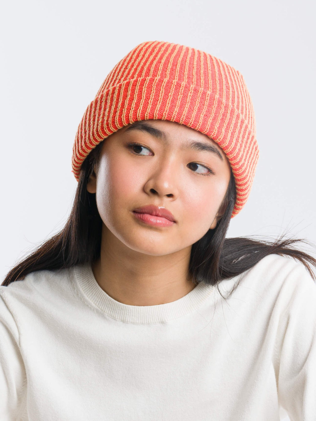 Camel Poppy | Model wearing a hat