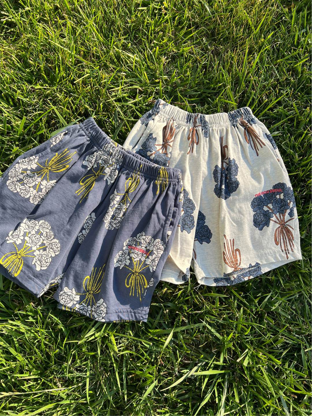 Navy | Front view of the kids' Bouquet Shorts. Navy cotton fabric with an all-over white roses bouquet print. 